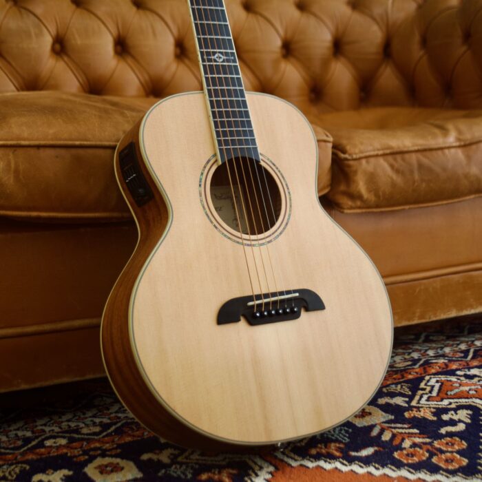 Guitarra Alvarez  LJ2E ARTIST