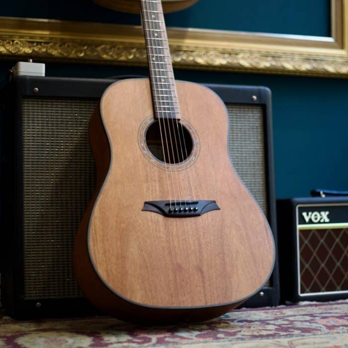 Guitarra acústica BROMO BAT1M profesional con sonido cálido