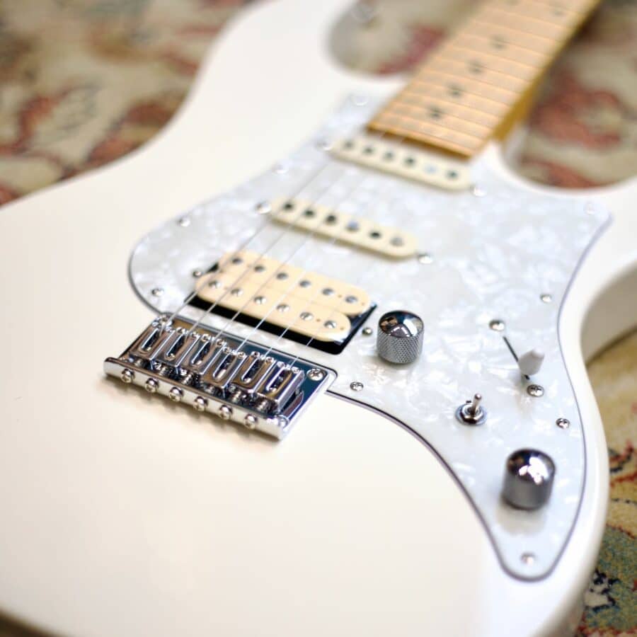 FGN BOS-M AWH - Guitarra Eléctrica Antique White Made in Japan - Imagen 6