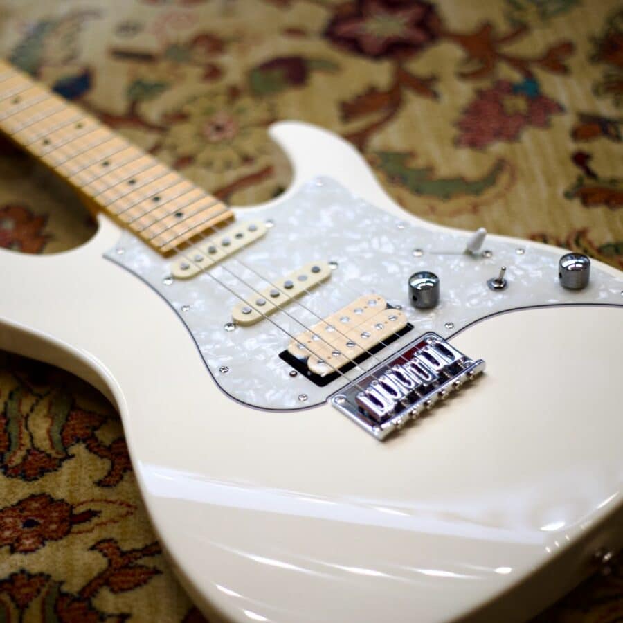 FGN BOS-M AWH - Guitarra Eléctrica Antique White Made in Japan - Imagen 4