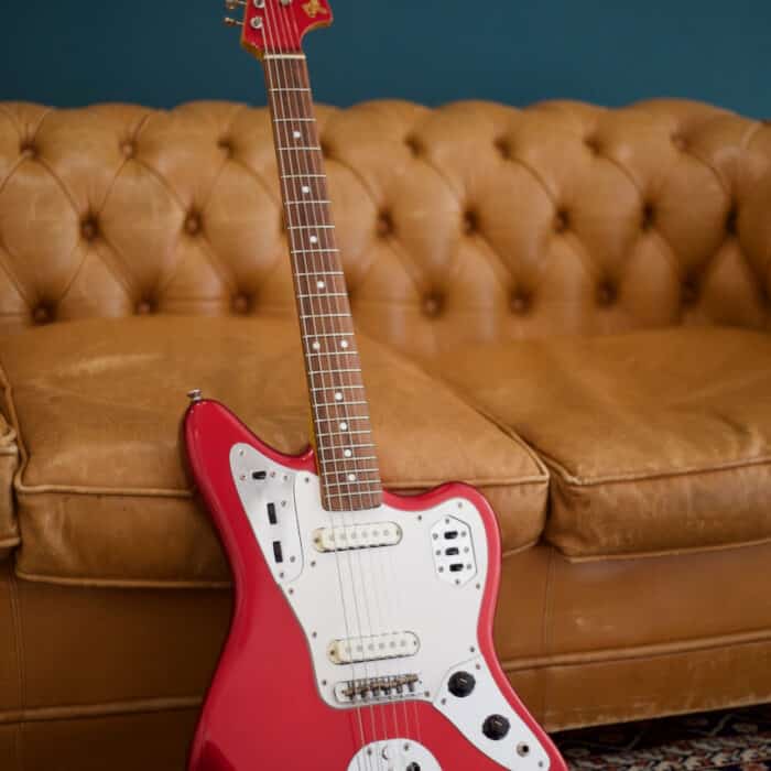 Guitarra Fender MIJ Jaguar 1966 Reissue Candy Apple Red w/ Matching Headstock